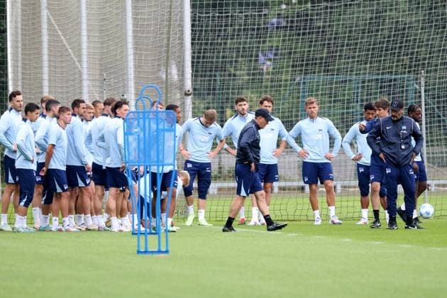 DEU, DFL, 2 FBL Hertha BSC, Training, 02 07 2024, Sportforum, Berlin, DEU, DFL, 2 FBL Hertha BSC, Training, im Bild Cheftrainer Cristian Fiel Hertha BSC Berlin , Hertha Spielerkreis, Dirk Kunert DFL regulations prohibit any use of Photographs as image sequences and or quasi video Foto Juergen Engler nordphoto GmbH nordphotoxGmbHx xEngler nph00076