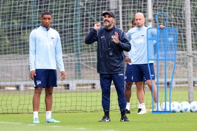 DEU, DFL, 2 FBL Hertha BSC, Training, 02 07 2024, Sportforum, Berlin, DEU, DFL, 2 FBL Hertha BSC, Training, in the picture head coach Cristian Fiel Hertha BSC Berlin , Hertha player circle, Bradley Ibrahim Hertha BSC Berlin 23 , Toni Leistner Hertha BSC Berlin 37 DFL regulations prohibit any use of Photographs as image sequences and or quasi video Foto Juergen Engler nordphoto GmbH nordphotoxGmbHx xEngler nph00076