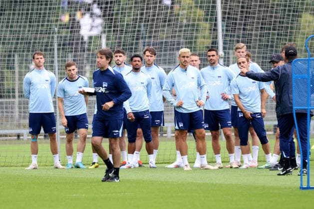 DEU, DFL, 2 FBL Hertha BSC, Training, 02 07 2024, Sportforum, Berlin, DEU, DFL, 2 FBL Hertha BSC, Training, im Bild Co Trainer Jaime Monroy Hertha BSC Berlin , Hertha Spielerkreis DFL regulations prohibit any use of Photographs as image sequences and or quasi video Foto Juergen Engler nordphoto GmbH nordphotoxGmbHx xEngler nph00076