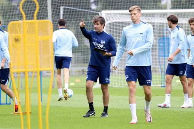 DEU, DFL, 2 FBL Hertha BSC, Training, 02 07 2024, Sportforum, Berlin, DEU, DFL, 2 FBL Hertha BSC, Training, im Bild Co Trainer Jaime Monroy Hertha BSC Berlin , Hertha Spielerkreis DFL regulations prohibit any use of Photographs as image sequences and or quasi video Foto Juergen Engler nordphoto GmbH nordphotoxGmbHx xEngler nph00076
