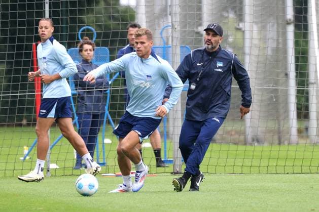 DEU, DFL, 2 FBL Hertha BSC, Training, 02 07 2024, Sportforum, Berlin, DEU, DFL, 2 FBL Hertha BSC, Training, im Bild Cheftrainer Cristian Fiel Hertha BSC Berlin , Florian Niederlechner Hertha BSC Berlin 7 DFL regulations prohibit any use of Photographs as image sequences and or quasi video Foto Juergen Engler nordphoto GmbH nordphotoxGmbHx xEngler nph00076