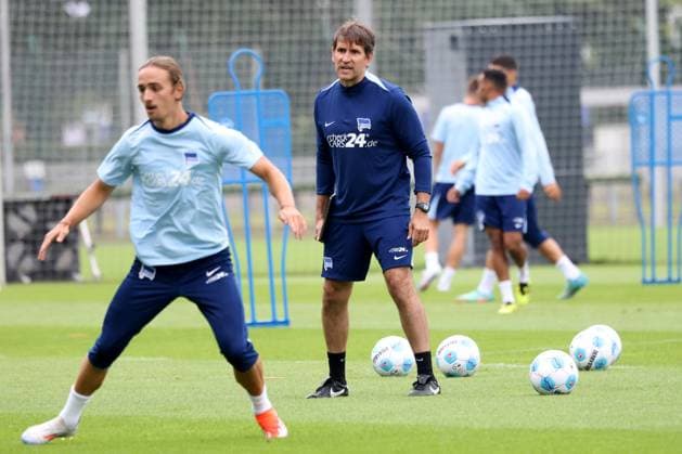 DEU, DFL, 2 FBL Hertha BSC, Training, 02 07 2024, Sportforum, Berlin, DEU, DFL, 2 FBL Hertha BSC, Training, im Bild Co Trainer Jaime Monroy Hertha BSC Berlin , Michal Karbownik Hertha BSC Berlin 6 DFL regulations prohibit any use of Photographs as image sequences and or quasi video Foto Juergen Engler nordphoto GmbH nordphotoxGmbHx xEngler nph00076