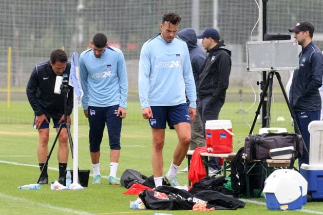DEU, DFL, 2 FBL Hertha BSC, Training, 02 07 2024, Sportforum, Berlin, DEU, DFL, 2 FBL Hertha BSC, Training, in the picture Haris Tabakovic Hertha BSC Berlin 25 , Andreas Bouchalakis Hertha BSC Berlin 5 , Conditioning coach Hendrik Kuchno Hertha BSC Berlin DFL regulations prohibit any use of Photographs as image sequences and or quasi video Foto Juergen Engler nordphoto GmbH nordphotoxGmbHx xEngler nph00076