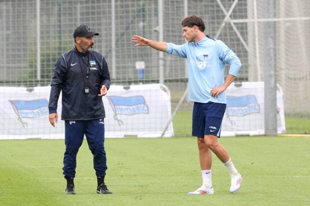 DEU, DFL, 2 FBL Hertha BSC, Training, 02 07 2024, Sportforum, Berlin, DEU, DFL, 2 FBL Hertha BSC, Training, im Bild Cheftrainer Cristian Fiel Hertha BSC Berlin , Linus Gechter Hertha BSC Berlin 44 DFL regulations prohibit any use of Photographs as image sequences and or quasi video Foto Juergen Engler nordphoto GmbH nordphotoxGmbHx xEngler nph00076