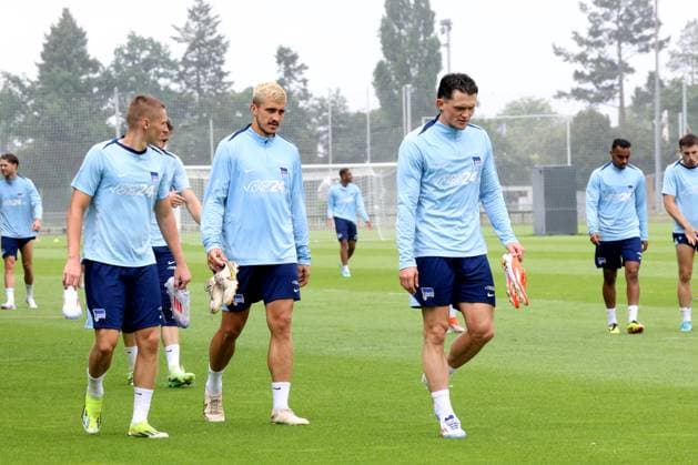 DEU, DFL, 2 FBL Hertha BSC, Training, 02 07 2024, Sportforum, Berlin, DEU, DFL, 2 FBL Hertha BSC, Training, im Bild Hertha Spielerkreis, Marc Oliver Kempf Hertha BSC Berlin 20 , Palko Dardai Hertha BSC Berlin 27 , Fabian Reese Hertha BSC Berlin 11 DFL regulations prohibit any use of Photographs as image sequences and or quasi video Foto Juergen Engler nordphoto GmbH nordphotoxGmbHx xEngler nph00076