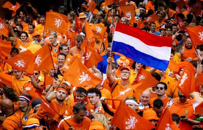 MUNICH - Dutch fans prior to the eighth final match at the European Championship, EM, Europameisterschaft of the Dutch national team, Nationalteam against Romania. ANP RAMON VAN FLYMEN netherlands out - belgium out Munchen xVIxxIVx 502597202 originalFilename: 0704871363st.jpg