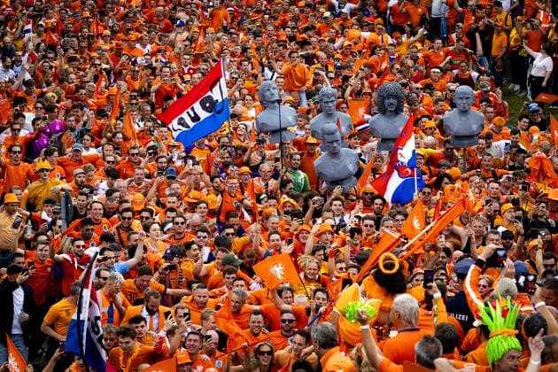 MUNICH - Dutch fans walk behind the Oranjebus during the fan walk to the Olympiastadion for the eighth final match at the European Championship, EM, Europameisterschaft of the Dutch national team, Nationalteam against Romania. ANP RAMON VAN FLYMEN netherlands out - belgium out Munchen xVIxxIVx 502604768 originalFilename: 0704902005st.jpg