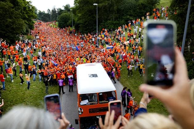 MUNICH - Dutch fans walk behind the Oranjebus during the fan walk to the Olympiastadion for the eighth final match at the European Championship, EM, Europameisterschaft of the Dutch national team, Nationalteam against Romania. ANP RAMON VAN FLYMEN netherlands out - belgium out Munchen xVIxxIVx 502606207 originalFilename: 0704912426st.jpg