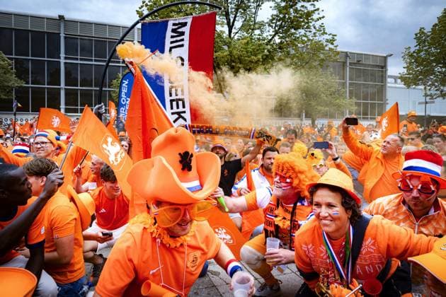 MUNICH - Dutch fans walk behind the Oranjebus during the fan walk to the Olympiastadion for the eighth final match at the European Championship, EM, Europameisterschaft of the Dutch national team, Nationalteam against Romania. ANP RAMON VAN FLYMEN netherlands out - belgium out Munchen xVIxxIVx 502606712 originalFilename: 0704916104st.jpg