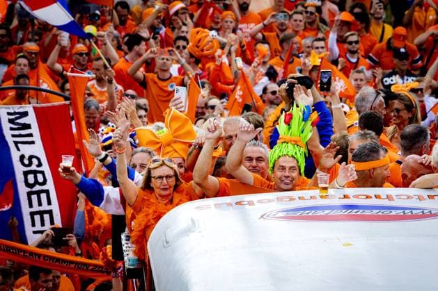 MUNICH - Dutch fans walk behind the Oranjebus during the fan walk to the Olympiastadion for the eighth final match at the European Championship, EM, Europameisterschaft of the Dutch national team, Nationalteam against Romania. ANP RAMON VAN FLYMEN netherlands out - belgium out Munchen xVIxxIVx 502607163 originalFilename: 0704919772st.jpg