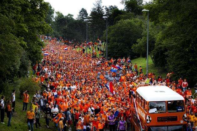 MUNICH - Dutch fans walk behind the Oranjebus during the fan walk to the Olympiastadion for the eighth final match at the European Championship, EM, Europameisterschaft of the Dutch national team, Nationalteam against Romania. ANP RAMON VAN FLYMEN netherlands out - belgium out Munchen xVIxxIVx 502607283 originalFilename: 0704920704st.jpg