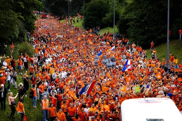 MUNICH - Dutch fans walk behind the Oranjebus during the fan walk to the Olympiastadion for the eighth final match at the European Championship, EM, Europameisterschaft of the Dutch national team, Nationalteam against Romania. ANP RAMON VAN FLYMEN netherlands out - belgium out Munchen xVIxxIVx 502607386 originalFilename: 0704921514st.jpg