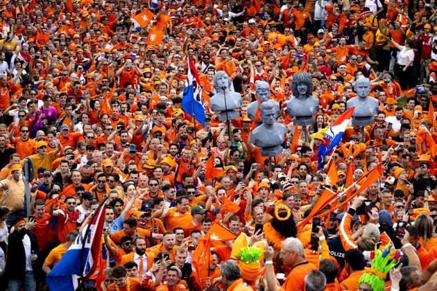 MUNICH - Dutch fans walk behind the Oranjebus during the fan walk to the Olympiastadion for the eighth final match at the European Championship, EM, Europameisterschaft of the Dutch national team, Nationalteam against Romania. ANP RAMON VAN FLYMEN netherlands out - belgium out Munchen xVIxxIVx 502607399 originalFilename: 0704921536st.jpg