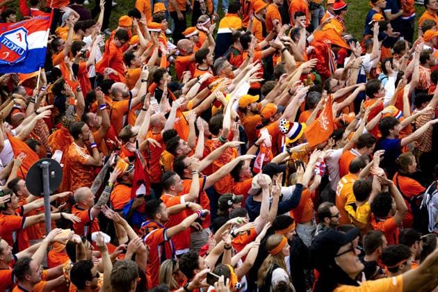 MUNICH - Dutch fans walk behind the Oranjebus during the fan walk to the Olympiastadion for the eighth final match at the European Championship, EM, Europameisterschaft of the Dutch national team, Nationalteam against Romania. ANP RAMON VAN FLYMEN netherlands out - belgium out Munchen xVIxxIVx 502607409 originalFilename: 0704922040st.jpg