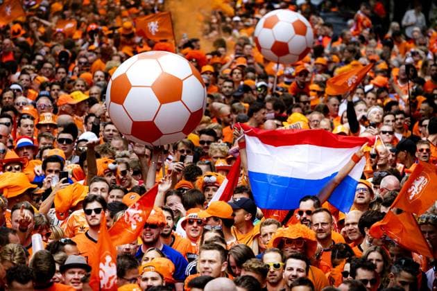 MUNICH - Dutch fans walk behind the Oranjebus during the fan walk to the Olympiastadion for the eighth final match at the European Championship, EM, Europameisterschaft of the Dutch national team, Nationalteam against Romania. ANP RAMON VAN FLYMEN netherlands out - belgium out Munchen xVIxxIVx 502607441 originalFilename: 0704924073st.jpg