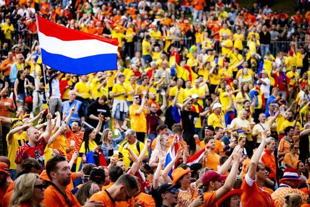 MUNICH - Dutch fans prior to the eighth final match in the Fanzone at the European Championship, EM, Europameisterschaft of the Dutch national team, Nationalteam against Romania. ANP RAMON VAN FLYMEN netherlands out - belgium out Munchen xVIxxIVx 502608826 originalFilename: 0704927490st.jpg