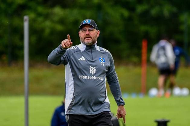 Sport Themen der Woche KW27 Sport Bilder des Tages Trainer Steffen Baumgart ( HSV ) Deutschland , Schneverdingen , Fussball , Bundesliga , 2. Fussball Bundesliga , Hamburger SV , Training des HSV *** Coach Steffen Baumgart HSV Germany , Schneverdingen , Football , Bundesliga , 2 Soccer Bundesliga , Hamburger SV , Training of HSV
