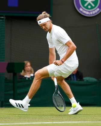Alexander Zverev GER plays a tweener, curious, Series Tennis Wimbledon 2024 Grand Slam ITF ATP WTA AELTC London Great Britain 2 July 2024 Copyright: xJuergenxHasenkopfx