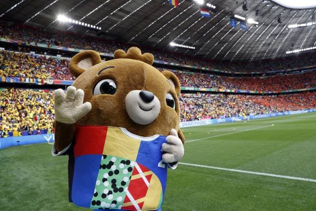 MUNICH - EURO 2024 mascot Albart during the UEFA EURO, EM, Europameisterschaft,Fussball 2024 round of 16 match between Romania and the Netherlands at the Munich Football Arena on July 2, 2024 in Munich, Germany. ANP MAURICE VAN STEEN UEFA EURO 2024 2024 xVIxANPxSportx xxANPxIVx 502619058 originalFilename: 502619058.jpg