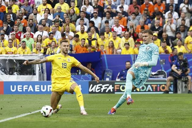 MUNCHEN, 02-07-2024, Stadium Allianz Arena, European Football Championship Euro2024, Round of 16 match no.40 between Romania and Netherlands. (L-R) Romania player Denis Mihai Dragus, Netherlands goalkeeper Bart Verbruggen Romania - Netherlands (Euro2024)  x25660892x Copyright: