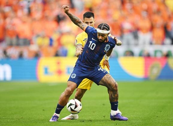 Germany Soccer Euro 2024 Romania - Netherlands 8721222 02.07.2024 Netherlands Memphis Depay, right, struggles for a ball during the UEFA EURO, EM, Europameisterschaft,Fussball 2024 round of 16 soccer match between Romania and Netherlands at the Munich Football Arena in Munich, Germany. Alexey Filippov Sputnik Munich Germany  Copyright: xAlexeyxFilippovx