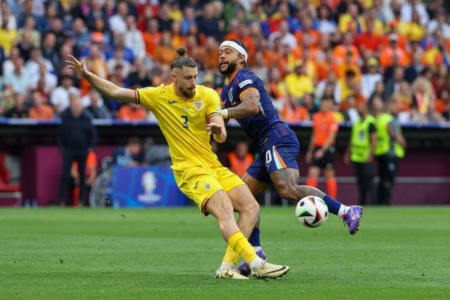 in duel, action, with Radu DraguÈ™in 3 Romania , Memphis Depay 10 Netherlands , Romania vs Netherlands, Football, UEFA Euro 2024, Round of 16, M43, 02 07 2024 Munich Bavaria Germany Copyright: xkolbert-press ChristianxKolbertx