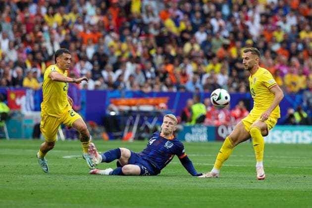 l r in duel, action, with Nicolae Stanciu 21 Romania , Jerdy Schouten 24 Netherlands , Razvan Marin 18 Romania , Romania vs Netherlands, Football, UEFA Euro 2024, Round of 16, M43, 02 07 2024 Munich Bavaria Germany Copyright: xkolbert-press ChristianxKolbertx