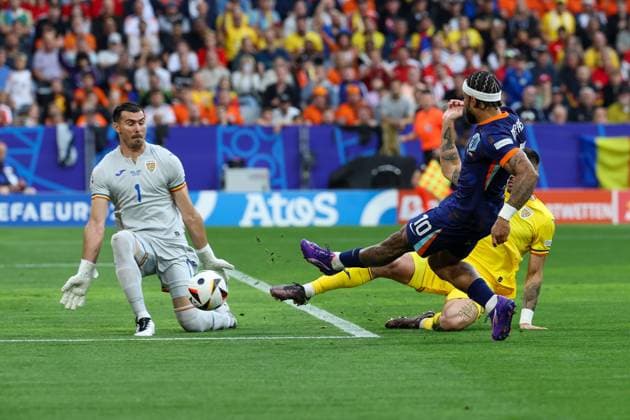 in duel, action, with Florin Niţa 1 Romania , Memphis Depay 10 Netherlands , Andrei Burca 15 Romania , Romania vs Netherlands, Football, UEFA Euro 2024, Round of 16, M43, 02 07 2024 Munich Bavaria Germany Copyright: xkolbert-press ChristianxKolbertx