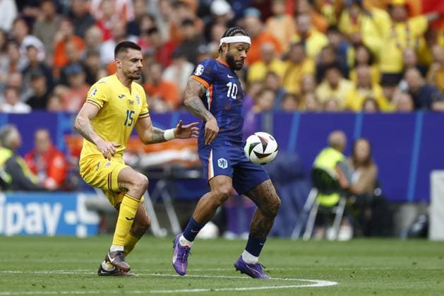 MUNCHEN, 02-07-2024, Stadium Allianz Arena, European Football Championship Euro2024, Round of 16 match no.40 between Romania and Netherlands. (L-R) Romania player Andonie Andrei Burca, Netherlands player Memphis Depay Romania - Netherlands (Euro2024)  x25661071x Copyright: