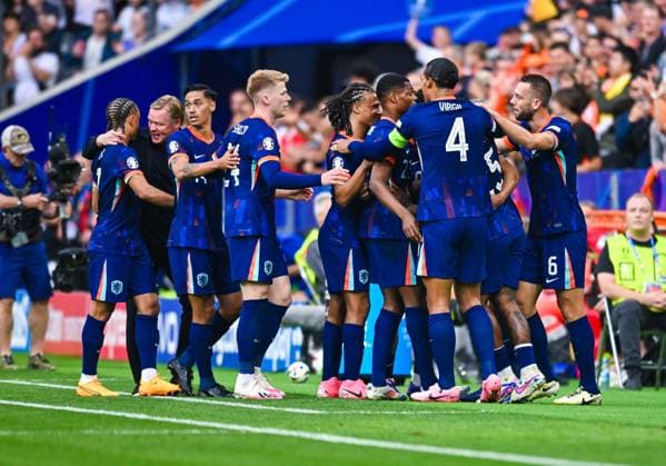 Goal celebration of the Netherlands after scoring the first goal of their team, UEFA EURO 2024 Round of 16, Romania vs the Netherlands, Munich Football Arena on July 02, 2024 in Munich, Germany Photo by Silas Schueller DeFodi Images goal celebration of the Nederlands after scoring the first goal, UEFA EURO 2024 Round of 16, Romania vs the Netherlands, Munich Football Arena on July 2, 2024 in Munich, Germany Photo by Silas Schueller DeFodi Images Defodi 738 738 ROUNED 20240702 156 Defodi-738
