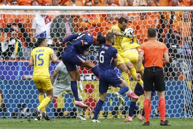 MUNCHEN, 02-07-2024, Stadium Allianz Arena, European Football Championship Euro2024, Round of 16 match no.40 between Romania and Netherlands. (L-R) Netherlands player Virgil van Dijk, Netherlands player Stefan de Vrij, Romania player Vasile Mogos Romania - Netherlands (Euro2024)  x25661110x Copyright: