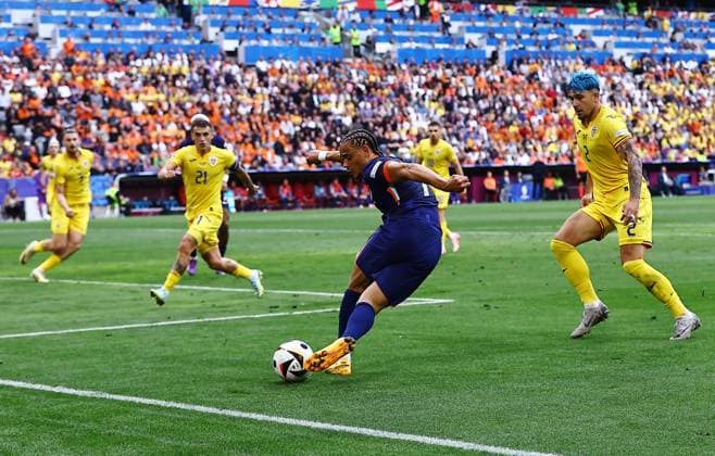 Xavi Simons of Netherlands crosses the ball with a rabona Romania v Netherlands, UEFA European Championship, EM, Europameisterschaft 2024, Round of 16, Football, Munich Football Arena, Munich, Germany - 02 Jul 2024 EDITORIAL USE ONLY No use with unauthorised audio, video, data, fixture lists, club league logos or live services. Online in-match use limited to 120 images, no video emulation. No use in betting, games or single club league player publications. Copyright: xMichaelxZemanek Shutterstockx 14566637az