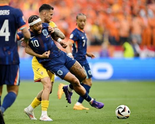 Germany Soccer Euro 2024 Romania - Netherlands 8721256 02.07.2024 Netherlands Memphis Depay, right, struggles for a ball during the UEFA EURO, EM, Europameisterschaft,Fussball 2024 round of 16 soccer match between Romania and Netherlands at the Munich Football Arena in Munich, Germany. Alexey Filippov Sputnik Munich Germany  Copyright: xAlexeyxFilippovx