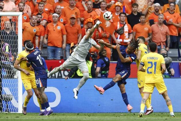 MUNCHEN, 02-07-2024, Stadium Allianz Arena, European Football Championship Euro2024, Round of 16 match no.40 between Romania and Netherlands. (L-R) Romania goalkeeper Constantin Florin Nita, Netherlands player Nathan Ake Romania - Netherlands (Euro2024)  x25661247x Copyright: