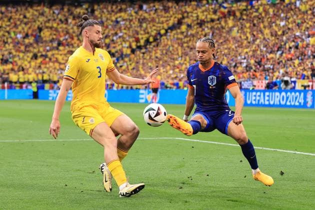 Fußball UEFA EURO 2024 Achtelfinale Rumänien gegen Niederlande 2. Juli 2024 UEFA EURO 2024 Achtelfinale Rumänien gegen Niederlande Xavi Simons (Niederlande) und Radu Dragusin (Rumänien) Foto Simon Stacpoole Abseits München Deutschland  Copyright: xSimonxStacpoolexOffside