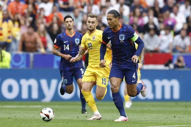 MUNCHEN, 02-07-2024, Stadium Allianz Arena, European Football Championship Euro2024, Round of 16 match no.40 between Romania and Netherlands. (L-R) Romania player Denis Mihai Dragus, Netherlands player Virgil van Dijk Romania - Netherlands (Euro2024)  x25661249x Copyright: