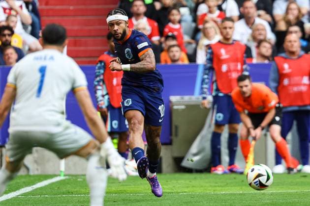 Shot by Memphis Depay Netherlands, 10 into the penalty area from Constantin Florin Nita Romania, 01 GER, Romania ROM vs Netherlands NED , European Football Championship, UEFA EURO 2024, Round of 16, 02 07 2024 GER, Romania ROM vs Netherlands NED , European Football Championship, UEFA EURO 2024, Round of 16, 02 07 2024 Munich Copyright: xEibner-Pressefoto RogerxBuerkex EP