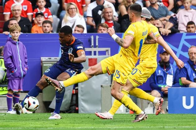 Denzel Dumfries Netherlands, 22 vs Andonie Andrei Burca Romania, 15 GER, Romania ROM vs Netherlands NED , European Football Championship, UEFA EURO 2024, Round of 16, 02 07 2024 GER, Romania ROM vs Netherlands NED , European Football Championship, UEFA EURO 2024, Round of 16, 02 07 2024 Munich Copyright: xEibner-Pressefoto RogerxBuerkex EP