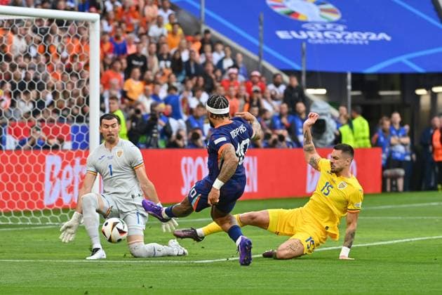 Goal chance Memphis DEPAY NED , action, duel against Andrei BURCA ROM and goalkeeper Florin NITA ROM penalty area scene round of 16 Romania ROU Netherlands NED on 02 07 2024, Football Arena Munich Football UEFA EURO 2024 GERMANY from 14 06 2024 14 07 2024