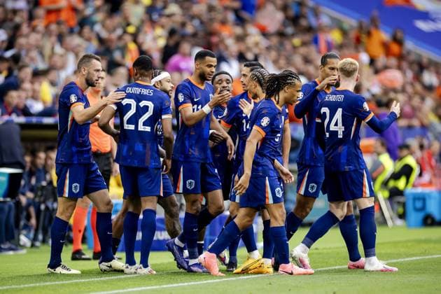MUNICH - The players of the Netherlands cheer after the 0-1 against Romania during the UEFA EURO, EM, Europameisterschaft,Fussball 2024 eighth final match between Romania and the Netherlands at the Munich Football Arena on July 2, 2024 in Munich, Germany. ANP KOEN VAN WEEL UEFA EURO 2024 2024 xVIxANPxSportx xxANPxIVx 502625227 originalFilename: 502625227.jpg