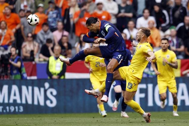 MUNICH - (l-r) Virgil van Dijk of Holland, Denis Dragus of Romania during the UEFA EURO, EM, Europameisterschaft,Fussball 2024 round of 16 match between Romania and the Netherlands at the Munich Football Arena on July 2, 2024 in Munich, Germany. ANP MAURICE VAN STEEN UEFA EURO 2024 2024 xVIxANPxSportx xxANPxIVx 502625254 originalFilename: 502625254.jpg