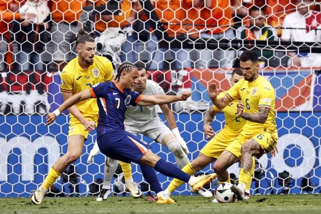 MUNICH - (l-r) Radu Dragusin of Romania, Xavi Simons of Holland, Marius Marin of Romania during the UEFA EURO, EM, Europameisterschaft,Fussball 2024 round of 16 match between Romania and the Netherlands at the Munich Football Arena on July 2, 2024 in Munich, Germany. ANP MAURICE VAN STEEN UEFA EURO 2024 2024 xVIxANPxSportx xxANPxIVx 502625382 originalFilename: 502625382.jpg