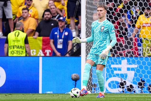 2024-07-02 Romania v Netherlands - Round of 16 - UEFA EURO, EM, Europameisterschaft,Fussball 2024 MUNICH, GERMANY - JULY 2: Bart Verbruggen of the Netherlands kicks the ball during the Round of 16 - UEFA EURO 2024 match between Romania and Netherlands at Munich Football Arena on July 2, 2024 in Munich, Germany. (Photo by Joris Verwijst BSR Agency) Munich Germany Content not available for redistribution in The Netherlands directly or indirectly through any third parties. Copyright: xBSRxAgencyx