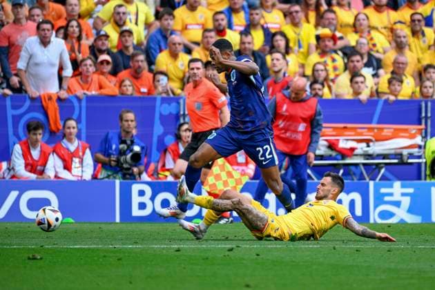 02 07 2024, Football UEFA EURO 2024, Round of 16, Romania Netherlands, in the Football Arena Munich, Denzel Dumfries Netherlands in a duel