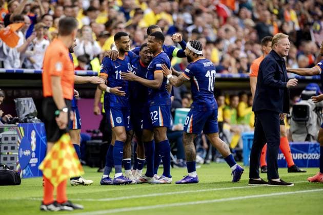 MUNICH - Cody Gakpo of Holland, Steven Bergwijn of Holland, Virgil van Dijk of Holland, Denzel Dumfries of Holland and Memphis Depay of Holland cheer after the 0-1 against Romania during the UEFA EURO, EM, Europameisterschaft,Fussball 2024 eighth final match between Romania and the Netherlands in Munich Football Arena on July 2, 2024 in Munich, Germany. ANP KOEN VAN WEEL UEFA EURO 2024 2024 xVIxANPxSportx xxANPxIVx 502625752 originalFilename: 502625752.jpg