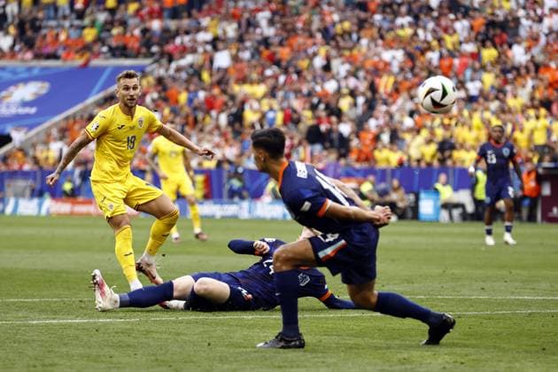 MUNICH - (l-r) Denis Dragus of Romania, Jerdy Schouten of Holland during the UEFA EURO, EM, Europameisterschaft,Fussball 2024 round of 16 match between Romania and the Netherlands at the Munich Football Arena on July 2, 2024 in Munich, Germany. ANP MAURICE VAN STEEN UEFA EURO 2024 2024 xVIxANPxSportx xxANPxIVx 502625761 originalFilename: 502625761.jpg