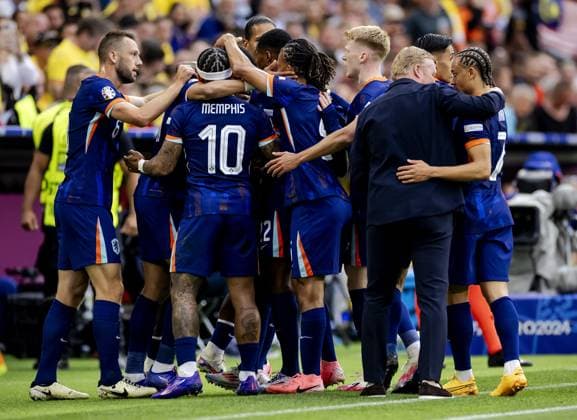 MUNICH - The players of the Netherlands cheer after the 0-1 against Romania during the UEFA EURO, EM, Europameisterschaft,Fussball 2024 eighth final match between Romania and the Netherlands at the Munich Football Arena on July 2, 2024 in Munich, Germany. ANP KOEN VAN WEEL UEFA EURO 2024 2024 xVIxANPxSportx xxANPxIVx 502625783 originalFilename: 502625783.jpg