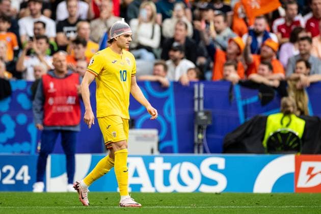 UEFA EURO 2024 Romania Netherlands 02 07 2024 Lanis Haagi Romania, 10 with the protective net on his head after the injury UEFA EURO 2024 Romania Netherlands Munich Football Arena, Munich 02 07 2024 Copyright: xBEAUTIFULxSPORTS Buriakovx