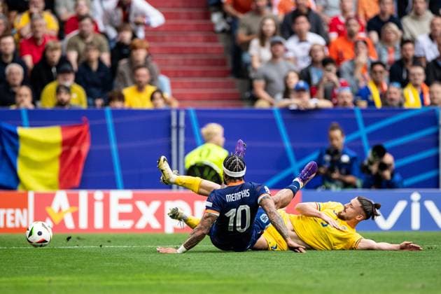 UEFA EURO 2024 Romania Netherlands 02 07 2024 Radu Dragusin Romania, 3 , Memphis Depay Netherlands, 10 UEFA EURO 2024 Romania Netherlands Munich Football Arena, Munich 02 07 2024 Copyright: xBEAUTIFULxSPORTS Buriakovx