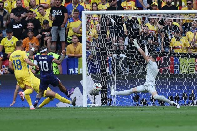in duel, action, with Andrei Ratiu 2 Romania , Razvan Marin 18 Romania , Memphis Depay 10 Netherlands , Bart Verbruggen 1 Netherlands , Romania vs Netherlands, Football, UEFA Euro 2024, Round of 16, M43, 02 07 2024 Munich Bavaria Germany Copyright: xkolbert-press ChristianxKolbertx